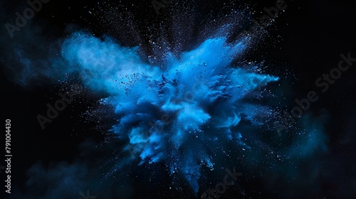 blaue Farbexplosion vor dunklem Hintergrund, rauchender Knall, Explosion aus Pulver © MONO
