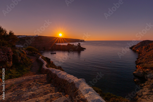 Krajobraz morski, piękny zachód słońca i klify, wyspa Minorka (Menorca), Hiszpania 