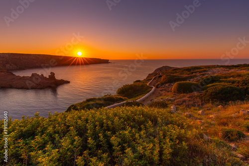 Krajobraz morski, piękny zachód słońca i klify, wyspa Minorka (Menorca), Hiszpania 
