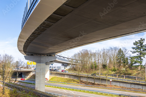 Neu erbaute Brücke, Überführung für den öffentlichen Nahverkehr photo