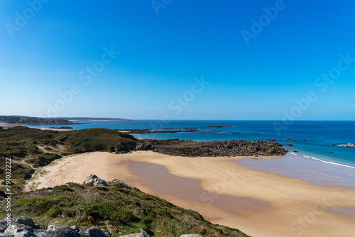 Vue depuis le sommet des falaises sur la plage de sable de la Fosse  sous un ciel bleu immacul    dans les C  tes d Armor.