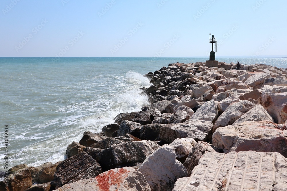 Termoli - Tratto finale della scogliera del molo sopraflutto