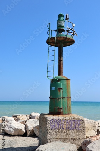 Obraz na płótnie Termoli - Faro alla fine della Passeggiata del Porto w salonie
