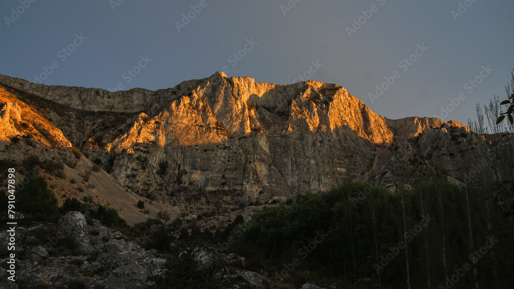 Ultimas luces sobre una pared rocosa de montaña , Sierra de Aitana , Alicante, Valencia , España