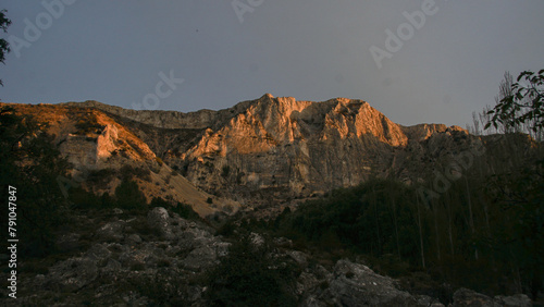 Ultimas luces sobre una pared rocosa de montaña , Sierra de Aitana , Alicante, Valencia , España