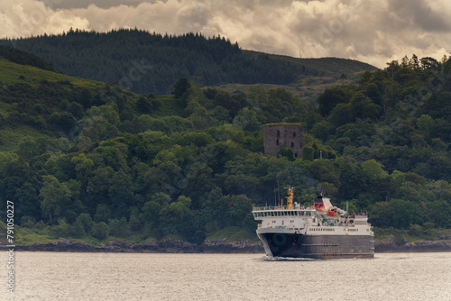 Car ferry qui sort du port d'Oban pour aller vers le détroit de l'île de Mull en Ecosse au printemps photo