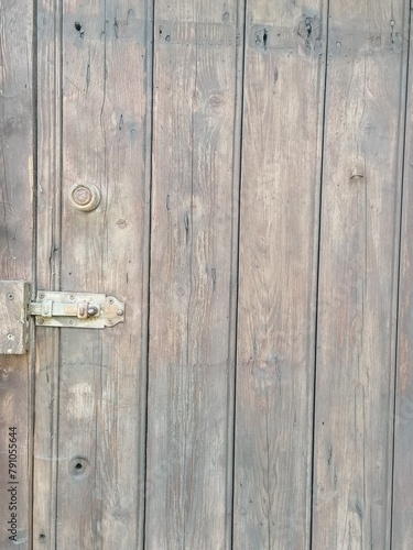Alte verwitterte Holztür mit Schloß - Design Element