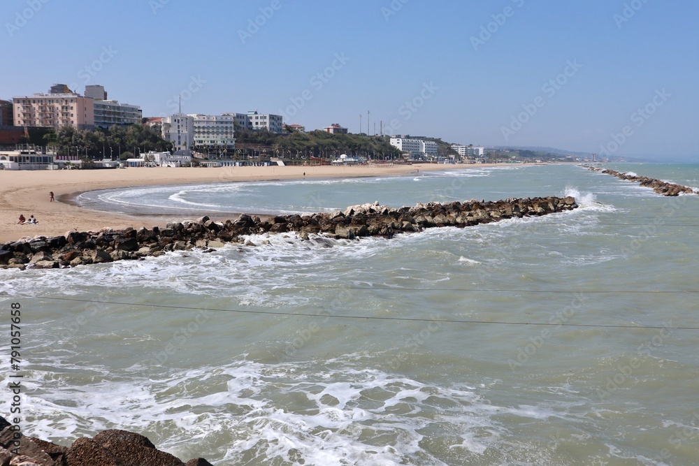 Termoli - Scogliera della spiaggia del Lungomare Colombo da Via dei Trabucchi