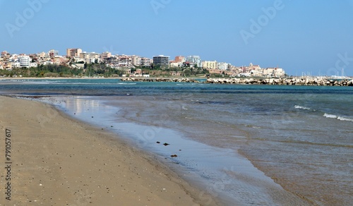 Obraz na płótnie Termoli - Il borgo dalla spiaggia libera Il Fenicottero w salonie
