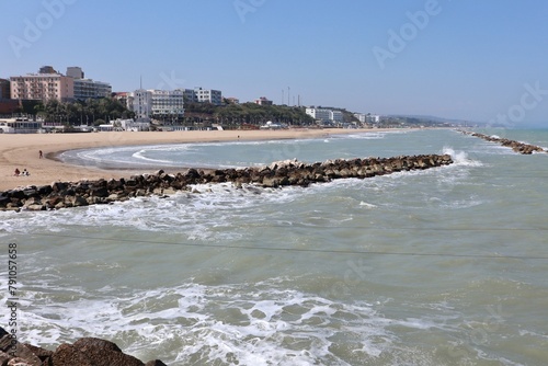 Obraz na płótnie Termoli - Scogliera della spiaggia del Lungomare Colombo da Via dei Trabucchi w salonie