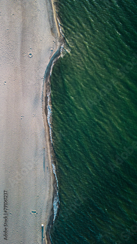 ZIelona woda na plaży we Władysławowiem. Morze Bałtyckie. © pawe