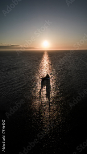 Statek wpływający do portu o wschodzie słońca na morzu Bałtyckim