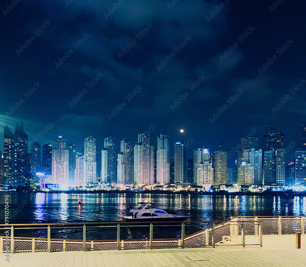 Obraz premium Evening marine view from Dubai Blue waters promenade
