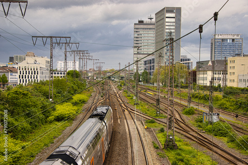 Zug fährt in den Essener Hauptbahnhof ein. 