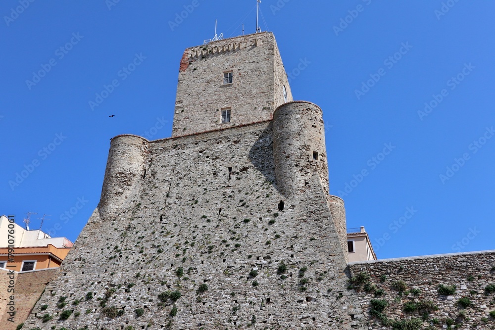 Termoli - Il Castello Svevo da Piazza Castello