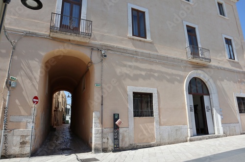 Obraz na płótnie Termoli - Palazzo Vescovile in Piazza Duomo w salonie