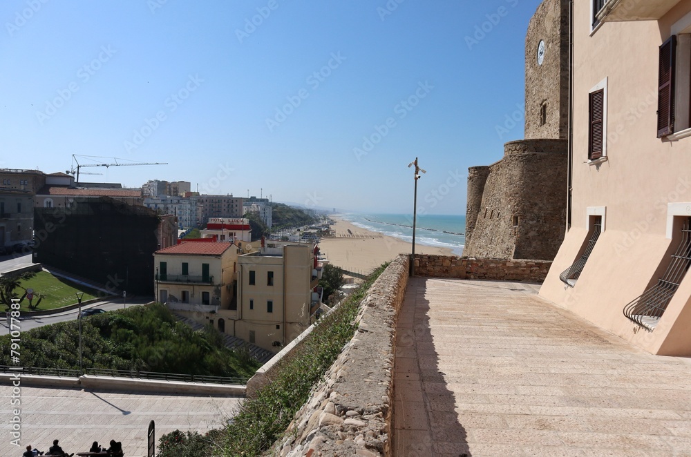 Termoli - Scorcio del Castello Svevo da Via dei Bastioni