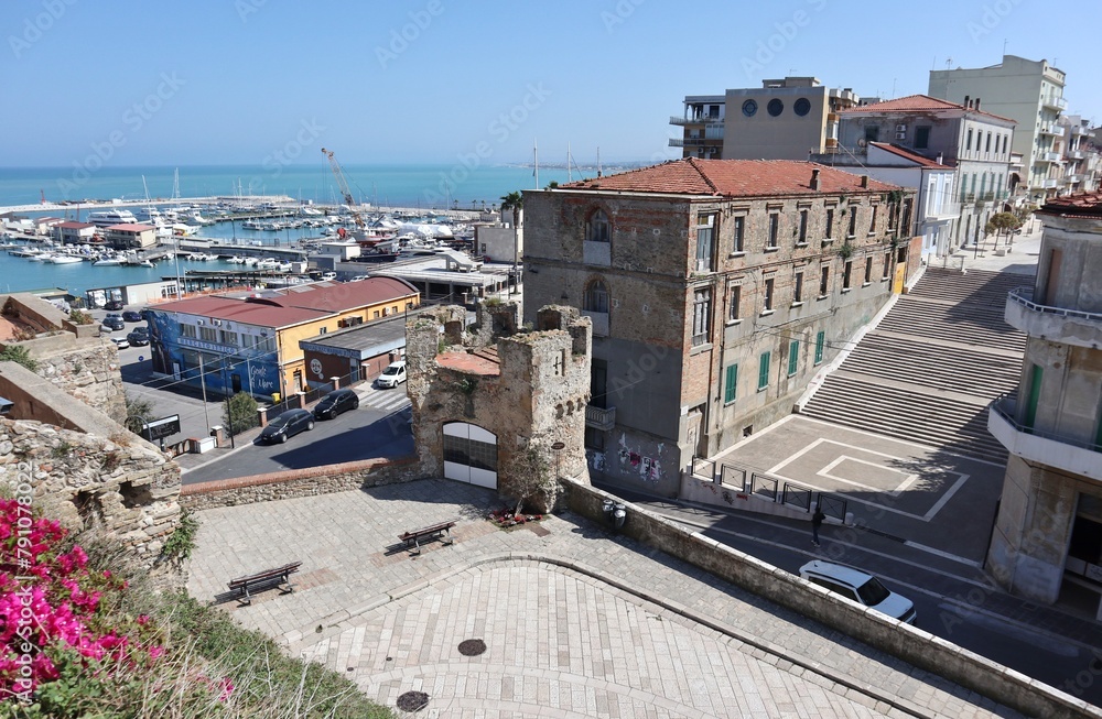 Termoli - Scorcio della Scalinata del Folklore da Via dei Bastioni