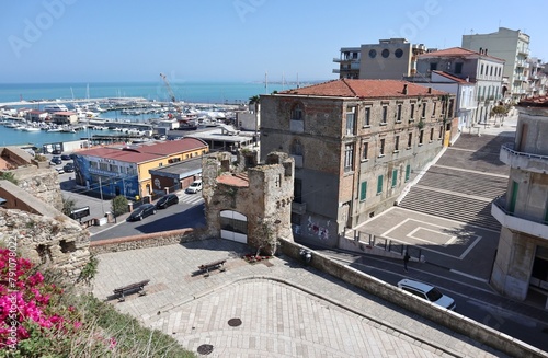 Obraz na płótnie Termoli - Scorcio della Scalinata del Folklore da Via dei Bastioni w salonie