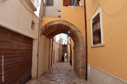 Obraz na płótnie Termoli - Vicolo da Via Duomo w salonie