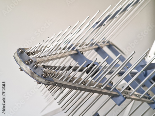Ultra logoperiodic antenna for EMC