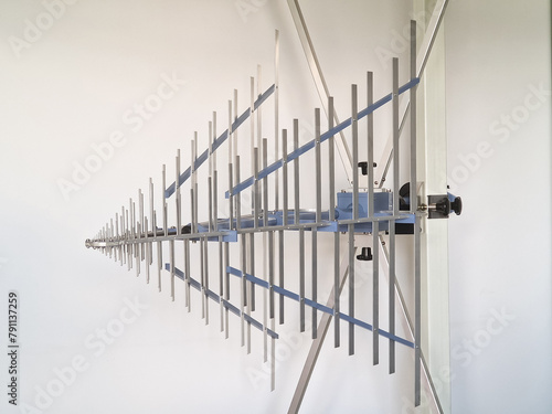 Ultra logoperiodic antenna for EMC