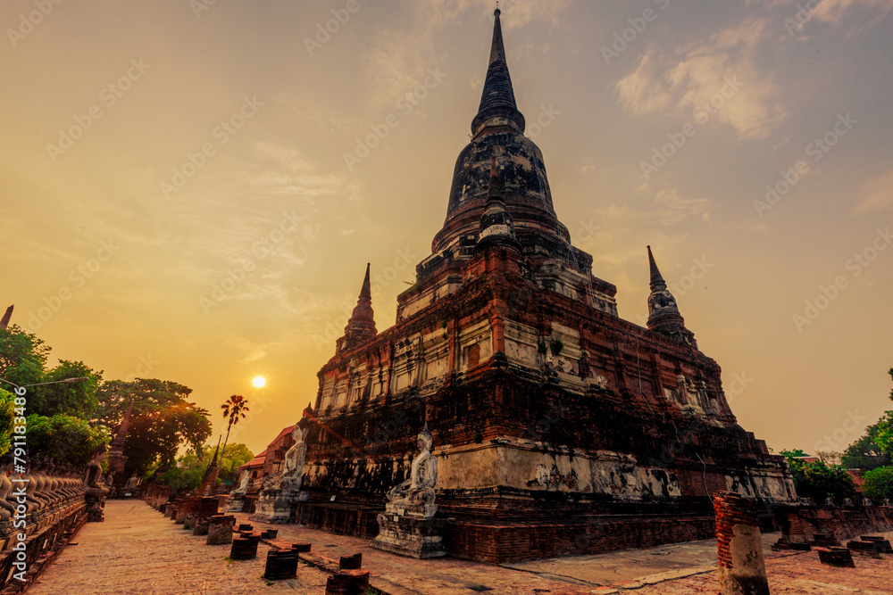 Fototapeta premium The background of important religious attractions, Wat Yai Chai Mongkhon, has an old Buddha statue and a large pagoda for tourists to study the history of Ayutthaya in Thailand.