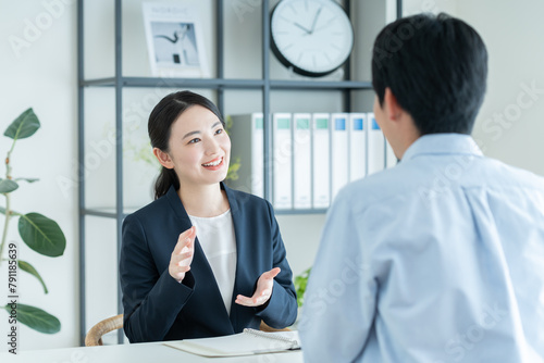 若い男性に営業するビジネスウーマン