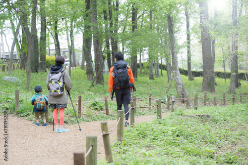 登山やハイキング、トレッキングなど冒険を楽しむ家族の動画