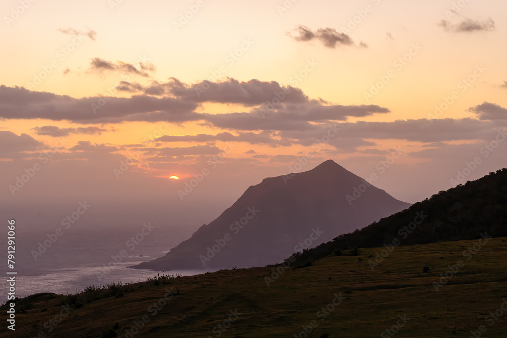 雄大な八丈富士の牧場から見る夕暮れの太平洋。
無人島の八丈小島が見える。
航路の終点、太平洋の大きな孤島、八丈島。
東京都伊豆諸島。
2020年撮影。
The Pacific Ocean at dusk as seen from a ranch on the majestic Hachijo-fuji.
The uninhabited island of Hachijo Kojima can 雄大な八丈富士の牧場から見る夕暮れの太平洋。
無人島の八丈小島が見える。
航路の終点、太平洋の大きな孤島、八丈島。
東京都伊豆諸島。
2020年撮影。
The Pacific Ocean at dusk as seen from a ranch on the majestic Hachijo-fuji.
The uninhabited island of Hachijo Kojima can