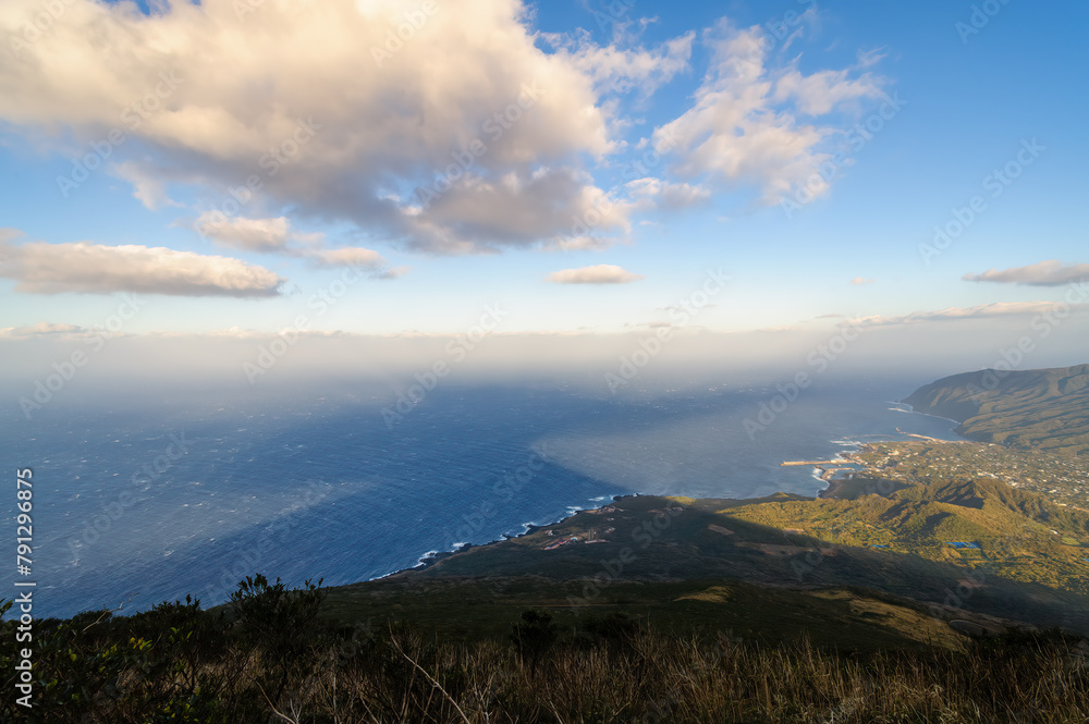 標高854mの八丈島最高峰、八丈富士の登山トレッキング。
登山道からは太平洋と八丈の町並み、三原山がよく見える。

航路の終点、太平洋の大きな孤島、八丈島。
東京都伊豆諸島。
2020年撮影。


Trekking up the 854-meter-high Hachijo-fuji, the highest peak on the island.
From the trail, the Paci