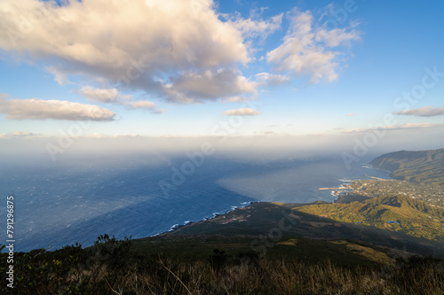 標高854mの八丈島最高峰、八丈富士の登山トレッキング。 登山道からは太平洋と八丈の町並み、三原山がよく見える。航路の終点、太平洋の大きな孤島、八丈島。 東京都伊豆諸島。 2020年撮影。Trekking up the 854-meter-high Hachijo-fuji, the highest peak on the island. From the trail, the Paci
