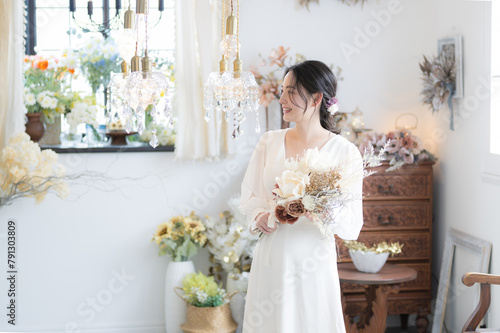 ウェディングドレスを着た若い日本人(アジア人）女性の横顔　前撮りやブライダルなど花嫁の結婚式のイメージの全身 photo