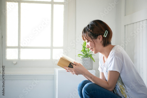 本を読んでいる女性 photo