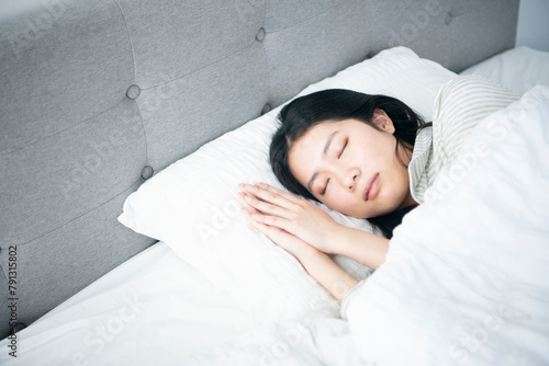 ベッドで眠っている女性 photo