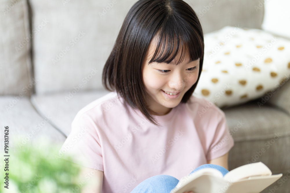 読書をする女の子