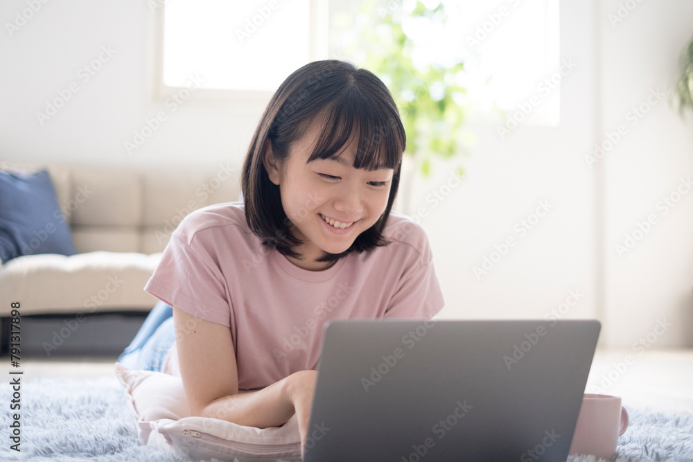 パソコンを触る女の子 パソコンを触る女の子