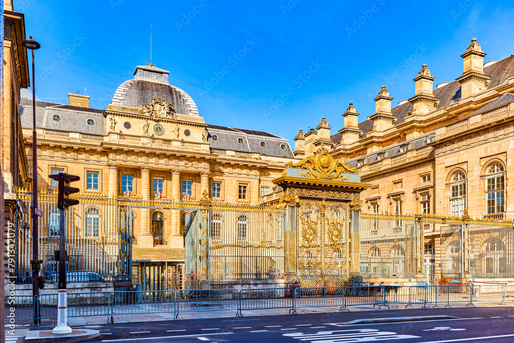 Palace of Justice. Fabulous, magnificent Paris in early spring. - obrazy, fototapety, plakaty 
