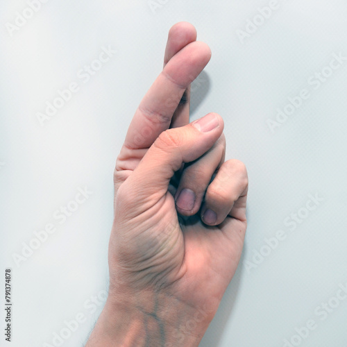 Letter R in American Sign Language (ASL) for deaf people © Studio-M