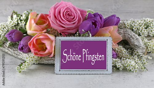 Grußkarte zu Pfingsten:  Blumenstrauß und dem Text schöne Pfingsten.