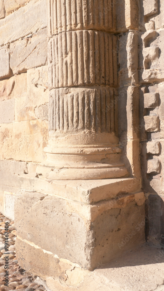 Columna de piedra con estrías en fachada de palacio Columna de piedra con estrías en fachada de palacio