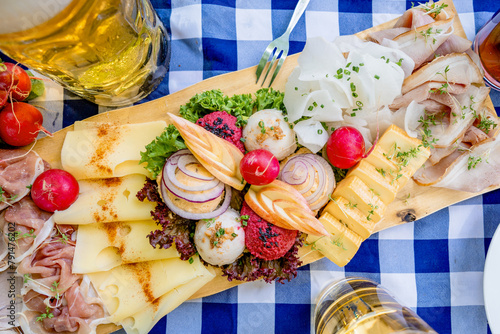 Bayerische Brotzeit: Traditionelles Snack brett im Biergarten