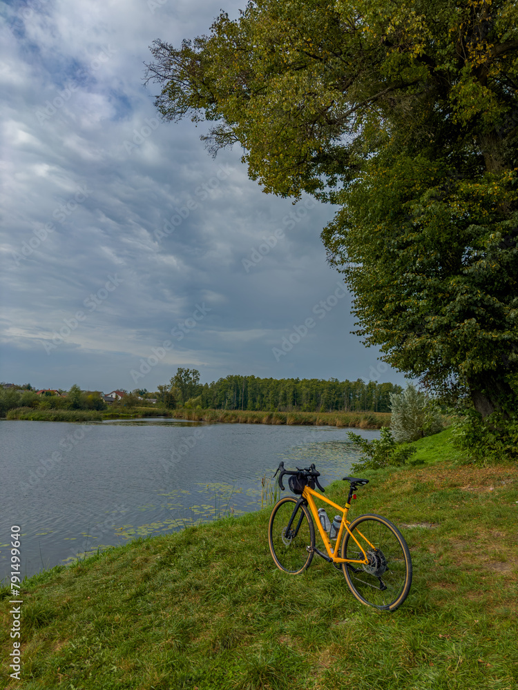 Obraz premium Gravel bicycle in the city park on the summer season