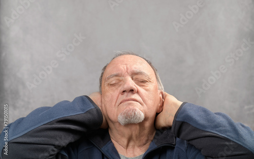 portrait homme en relaxation sur fond gris