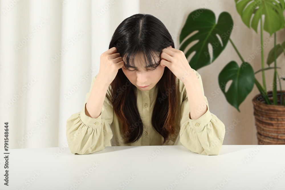 落ち込む・困る・悩む若い女性　