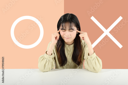 まるかばつか、どちらか悩む女性　ピンク