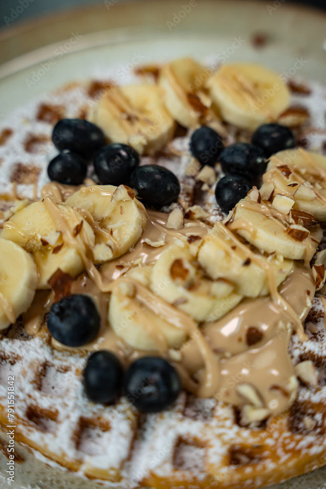 Nahaufnahme Banane mit Erdnussbutter und Heidelbeeren Nahaufnahme Banane mit Erdnussbutter und Heidelbeeren
