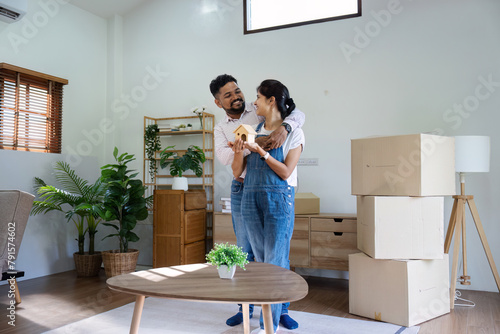 Murais de parede Married couple moving in new property bought together on mortgage loan