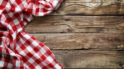 Nappe à carreaux rouges et blancs sur un fond rustique en bois, vue de dessus, concept de pique-nique vintage, image avec espace pour texte. photo