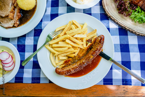 Deftige Currywurst mit Pommes: Klassiker der deutschen Küche im Biergarten